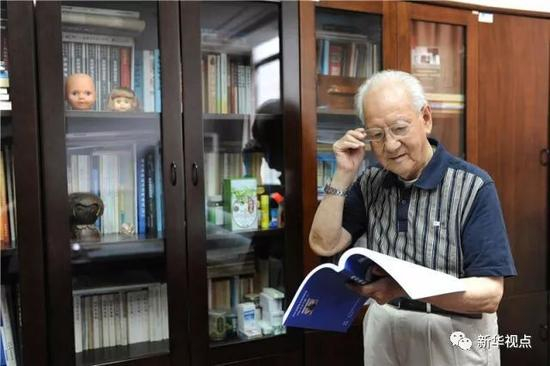 2014年5月31日，黄旭华在办公室查看资料。新华社发