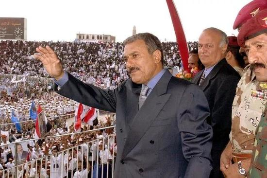 ▲1999年萨利赫在萨那的一次竞选集会上向支持者挥手致意。图据《纽约时报》