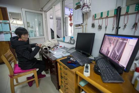 　　杭电27号宿舍楼，徐根娣无时不刻都要盯着值班室里的监控屏幕，观察门口进出学生和外来人员的动向。 记者 陈中秋 摄 （来源：都市快报）