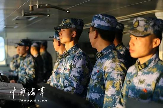 ▲官兵紧盯海面态势。