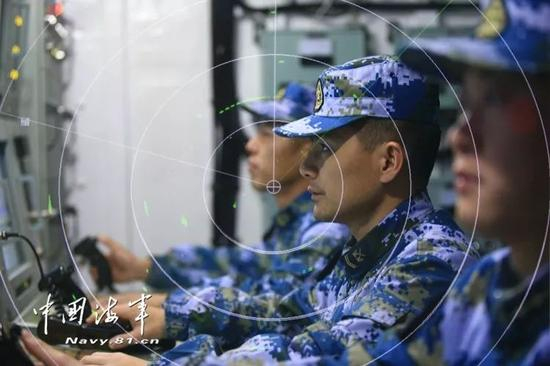 ▲官兵在战位上搜索目标。