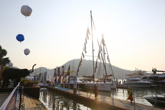 2017年12月8日，海南三亚，在海天盛筵展会上展出的游艇。