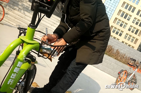 西安街头有工作人员正在管理投放名为猎吧出行的电单车。