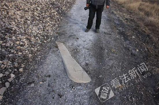 图为：京张铁路西八里段，路基边半埋着的苏州码子牌&nbsp;摄/记者崔毅飞