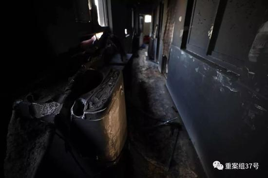 二层的洗衣机和水管被烧化。