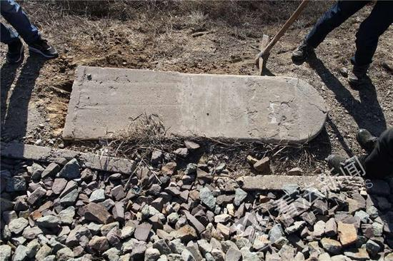 图为：京张铁路康庄段，平躺在道边的苏州码牌&nbsp;摄/记者崔毅飞