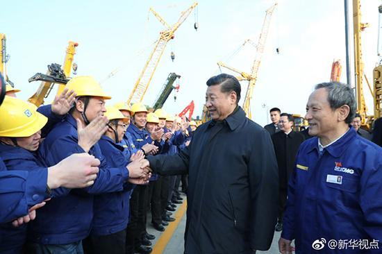 12月12日下午，习近平总书记前往江苏徐州考察。这是在徐工集团广场上，职工代表欢迎总书记到来。