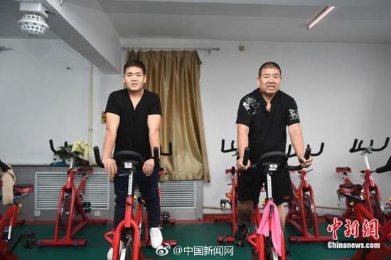 减肥后的父子俩。