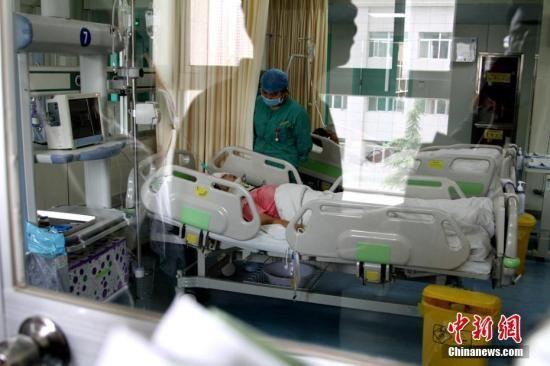 资料图：正在接受救治的交通事故伤者。 中新社记者 田进 摄