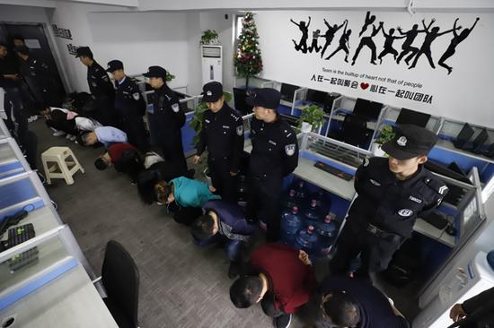 诈骗团伙成员多为刚毕业的学生，他们在被抓时没有任何反抗，有的甚至吓哭了。 &nbsp;重庆警方 供图