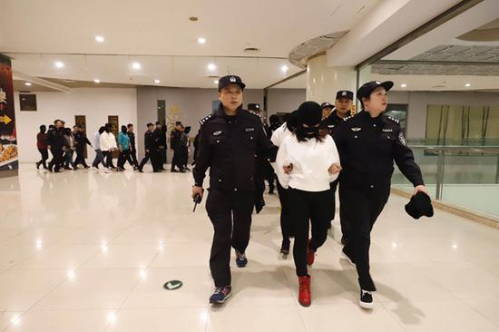 重庆警方在一处诈骗窝点抓获犯罪嫌疑人数十人。 &nbsp;重庆警方 供图