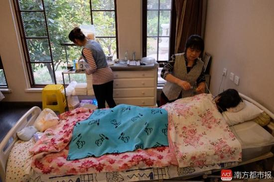 卧床九年不醒的张津华，家人雇佣了多名护工照顾，前后花了将近600万。