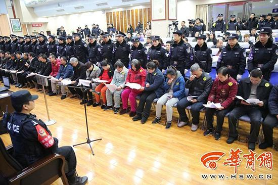 　　蓝田汤峪温泉养生公司涉嫌传销案庭审 涉案被告多达25名，在庭前坐了一长排。 华商报记者 邓小卫 摄