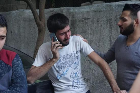 奥马尔在袭击现场告知亲人朋友遇难的消息