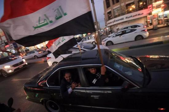 　　△2017年12月10日，伊拉克巴士拉，伊拉克民众庆祝全面击败“伊斯兰国”极端组织。12月9日，伊拉克总理阿巴迪宣布，“伊斯兰国”被赶出伊拉克。