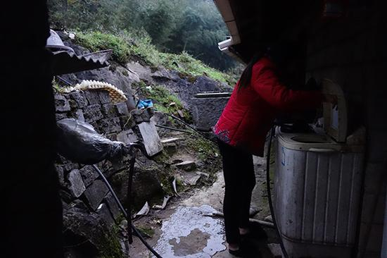 罗长姐孙媳妇刘文芳在给二叔祁才政洗衣服。