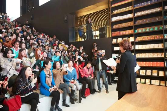 ▲董卿现场朗读流沙河作家《理想》（图/主办方文轩BOOKS）