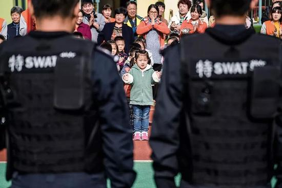 　　（有学者担心，近期多起幼儿园疑似侵害儿童事件会激发的政府过度反应，进一步损害本就脆弱的幼教行业。图/视觉中国）