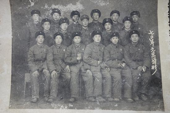 祁才政入伍时和战友的合影。