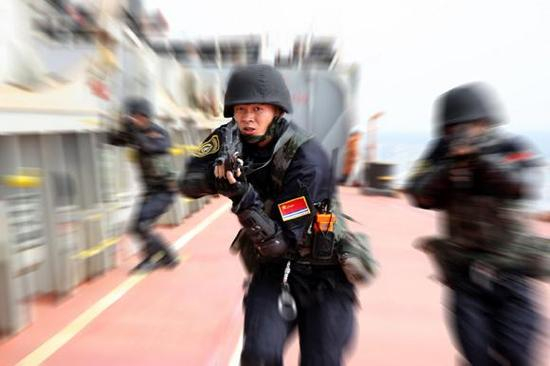 资料图：特战队员在航经亚丁湾海域的中国商船上进行反海盗演练。