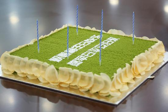 　　2017年2月4日，合肥供水集团的活动室内，一场特别的生日会在这里举行。图为大家为董梅准备的生日蛋糕，祈福董梅平安归来。视觉中国 资料图