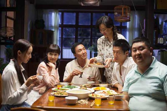 　　两个单亲家庭每周六的固定晚餐，引发了一段爱情故事。6月上映的《六人晚餐》，改编自鲁迅文学奖得主、“70后”代表作家鲁敏的同名小说。