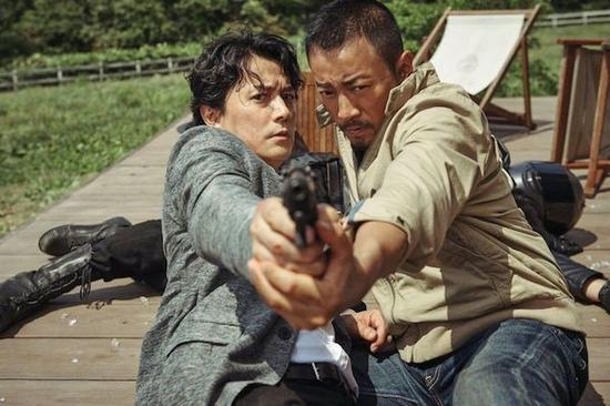 　　这个月上映的《追捕》，故事对于很多中国观众来说并不陌生，因为它翻拍自高仓健的那部著名作品。而《追捕》的原著则是日本作家西村寿行的《涉过愤怒的河》。翻拍的吴宇森导演，请来了日本影星福山雅治（左）出演。