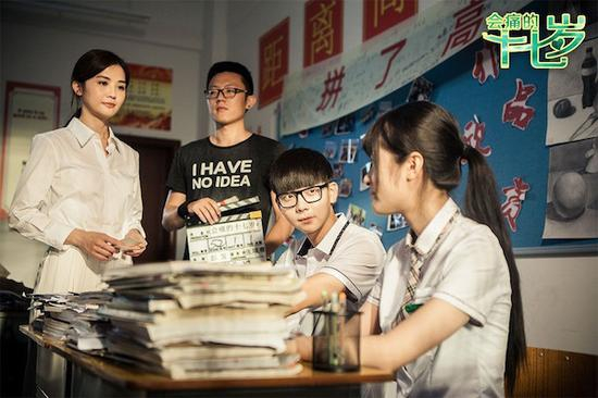 　　9月上映的《会痛的十七岁》，改编自饶雪漫的系列小说《我不是坏女生》，讲述了一段发生在高中的、17岁叛逆少女和学霸之间的故事。