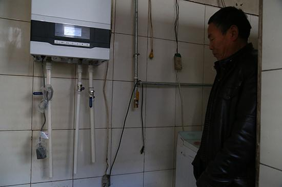 12月17日，长治市关社村一村民家中，“煤改气”政府补贴的壁挂炉已经装进了厨房。