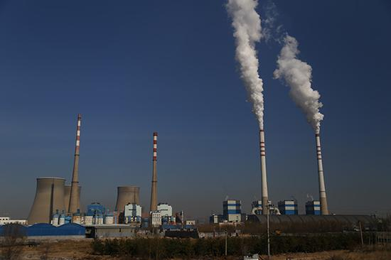 12月12日，太原市一处热电厂，烟囱映着蓝天冒着白色的蒸汽。