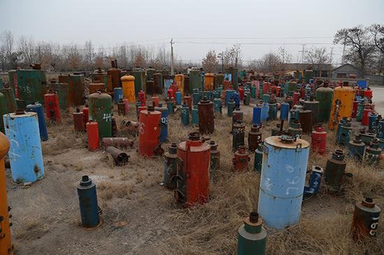 12月13日，临汾市在“煤改气（电）过程中拆除的锅炉被统一堆放在城郊一处场地中。