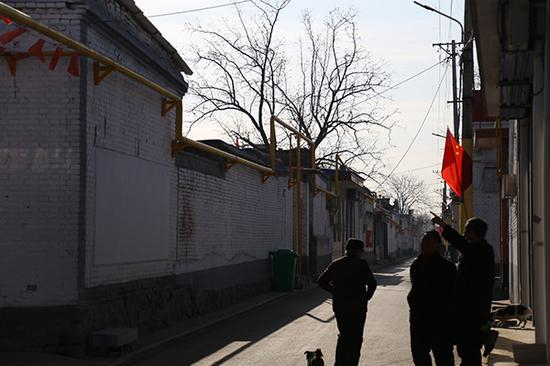 　　12月12日，太原市南下温村，村里从今年10月份就通了天然气，黄色的燃气管道贴着墙垣通进村户。 本文图片均为 陈兴王 摄