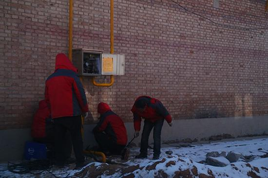 12月17日，长治市关社村，天然气施工人员还在加紧施工。