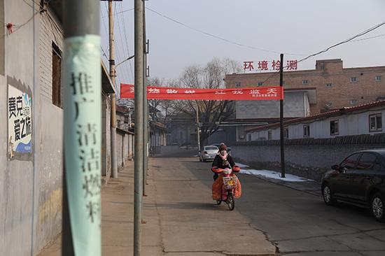 临汾市某村道路旁的禁煤宣传横幅。