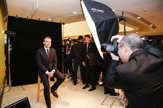 　　2018年1月9日，北京，中法人工智能论坛和经贸签约仪式在SOHO 3Q举行，SOHO中国董事长潘石屹给法国总统马克龙拍摄证件照。