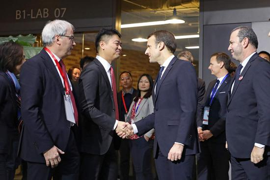 　　2018年1月9日，北京，中法人工智能论坛和经贸签约仪式上，法国总统马克龙与京东CEO刘强东握手。 视觉中国 图