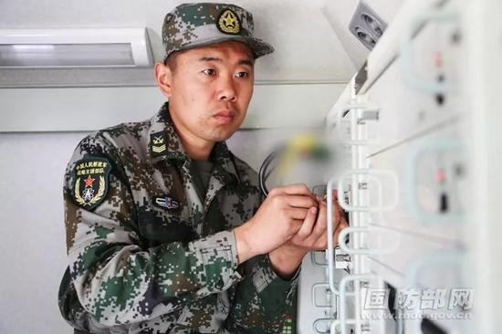 　　▲资料图片：2016年9月，战略支援部队进行作战演练。图为战略支援部队某旅士官对数据传输情况进行检测。