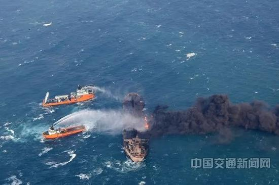 　　1月10日，上海打捞局“深潜号”轮、“德深”轮抵近“桑吉”轮实施降温灭火作业。图片来自中国交通新闻网