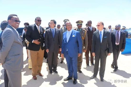 　　2016年3月19日，在纳米比亚中西部纳米布沙漠地区，纳米比亚总统根哥布（左二）与马里总统凯塔（中）访问湖山铀矿项目。新华社发（斯科摄）