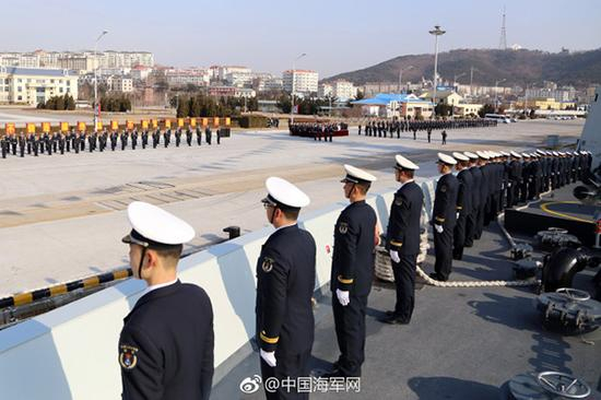日照舰官兵甲板分区列队。 张严 摄