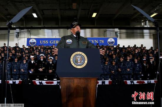　　当地时间2017年3月2日，美国弗吉尼亚州纽波特纽斯，美国总统特朗普参观杰拉尔德·福特级核动力航空母舰的首舰“杰拉尔德·福特”号。