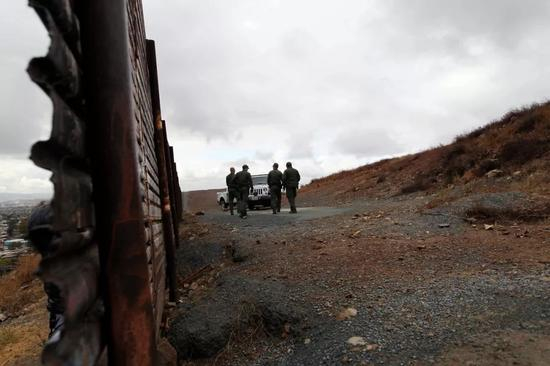 几名美国士兵在原有隔离墙终点段巡逻。