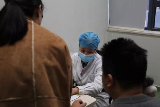 沈和萍在门诊中