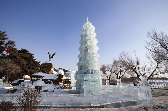 　　2018年1月26日，吉林省长春市南湖公园，41组冰雪雕塑打造了一个免费的冰雪盛宴，吸引着市民和游客观赏拍照。视觉中国 图