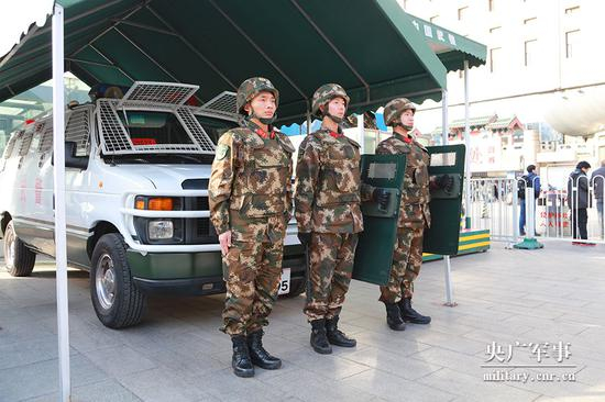 根据不同时段和任务需要，武警官兵加强执勤部署