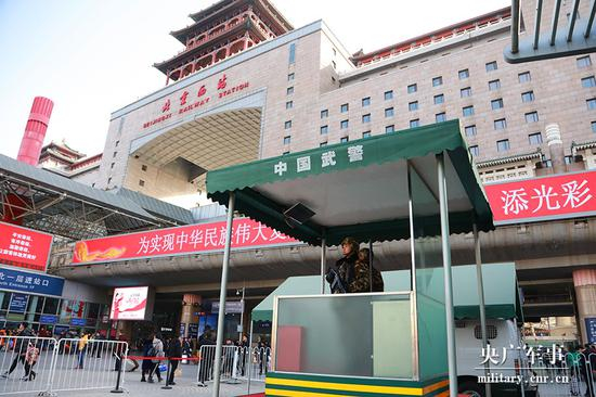 春运首日，西站北广场一侧两名武警官兵正在执勤站岗