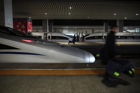 高铁停留时间非常短暂，只有2—3分钟，很快，高铁就出发了，而配送员即将开始新一波的送餐。