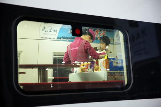 高铁乘务员上车后，根据订单为旅客分发餐食。