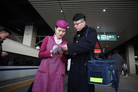 配送员和乘务员进行交接。