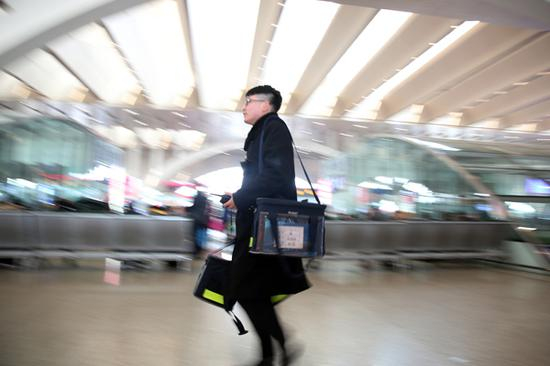 配送员收到呼叫后就进入战斗状态，开始争分夺秒地送餐了。